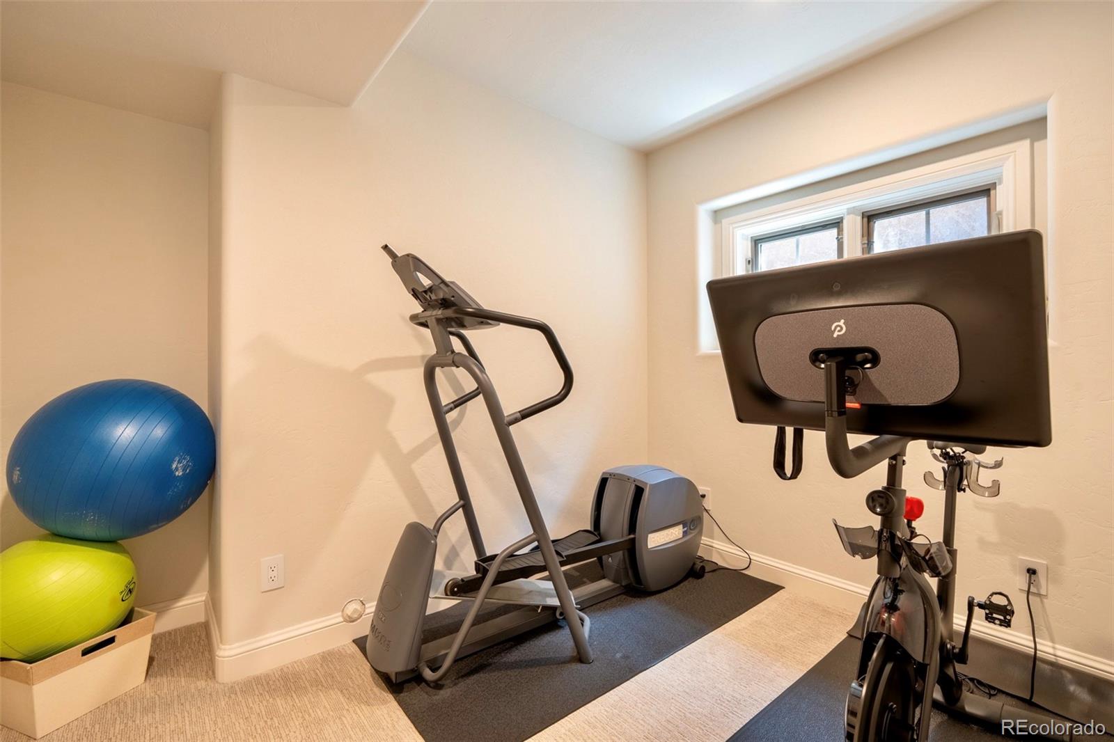 1575 Vine Cliff Heights