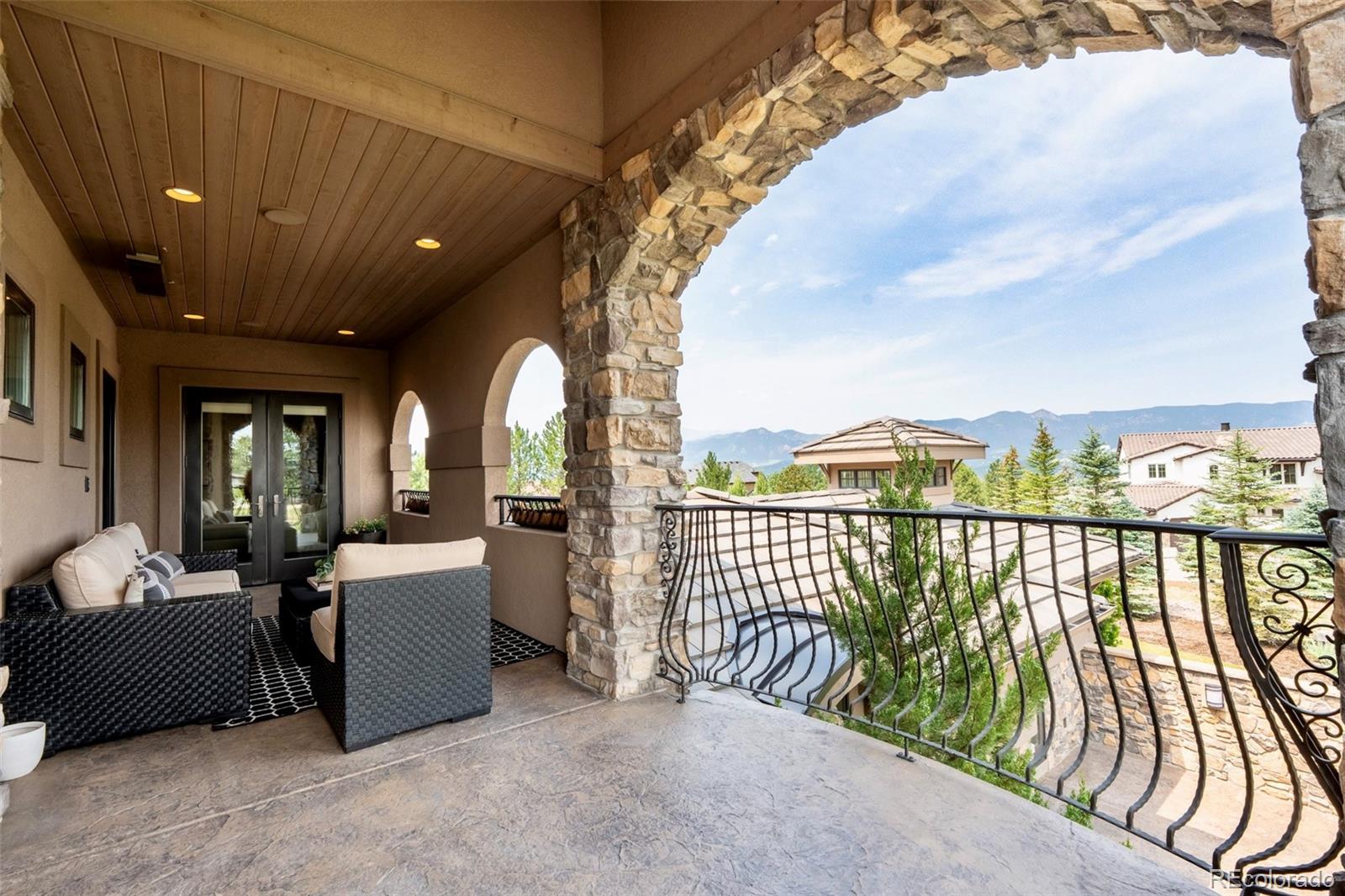 1575 Vine Cliff Heights