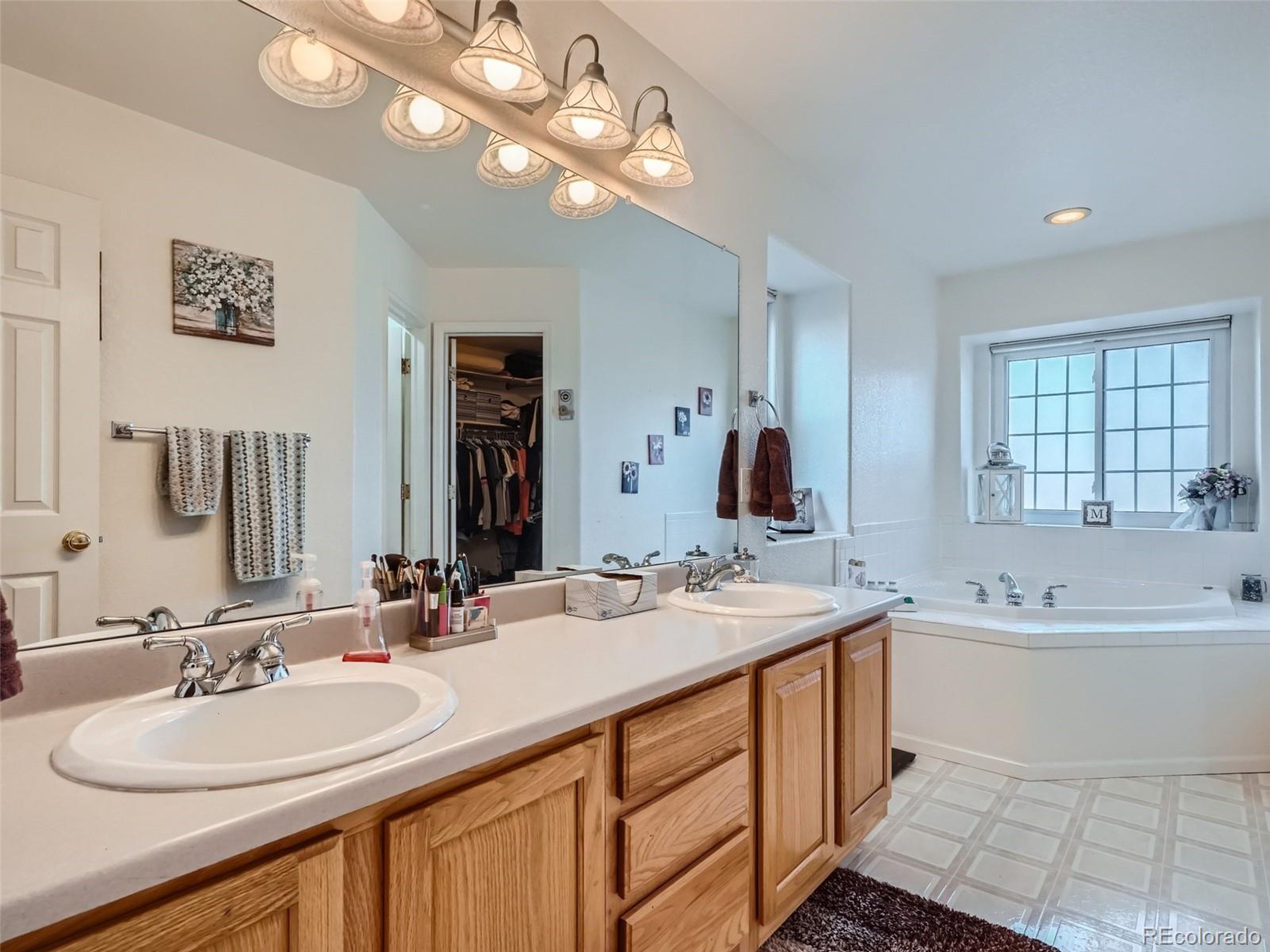 16467 Indian Hill St