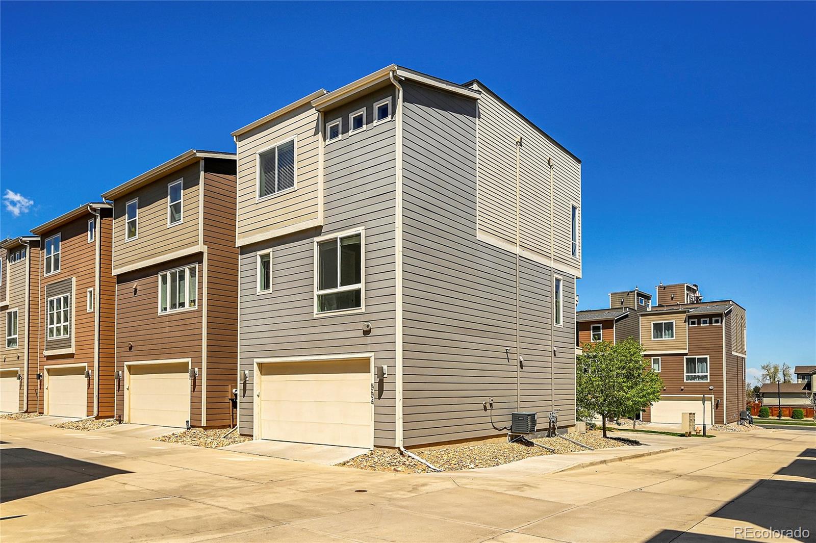 554 E Hinsdale Avenue