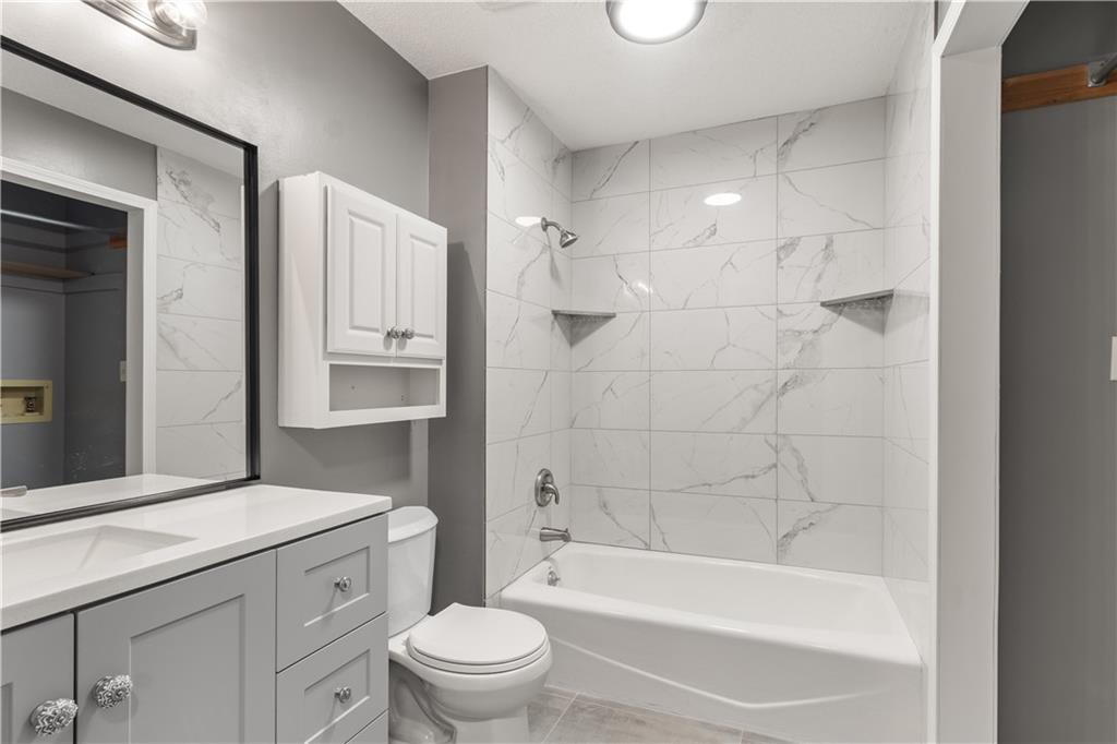 2101 NW Hidden Pointe Court
