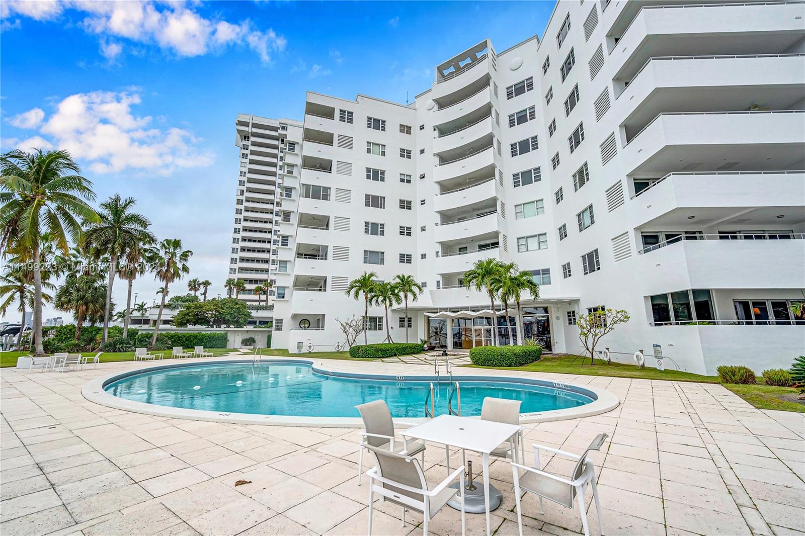 16 Island Ave # 4D
