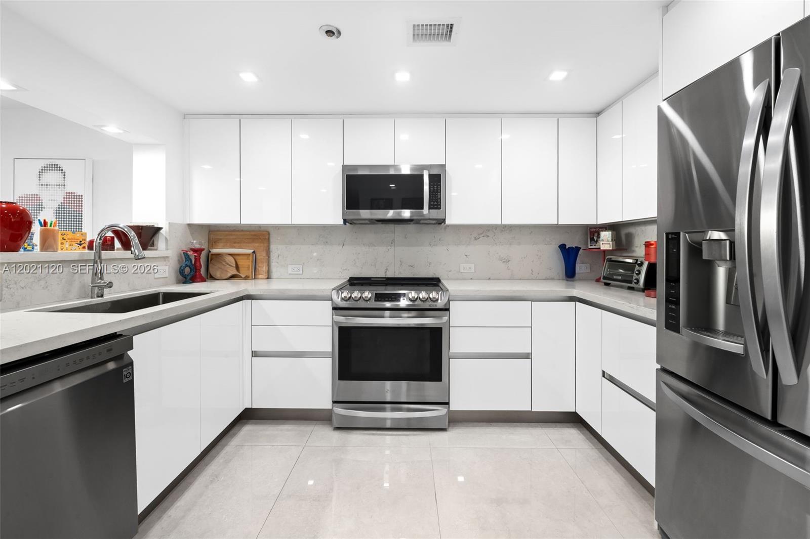 2555 Collins Ave # 1106
