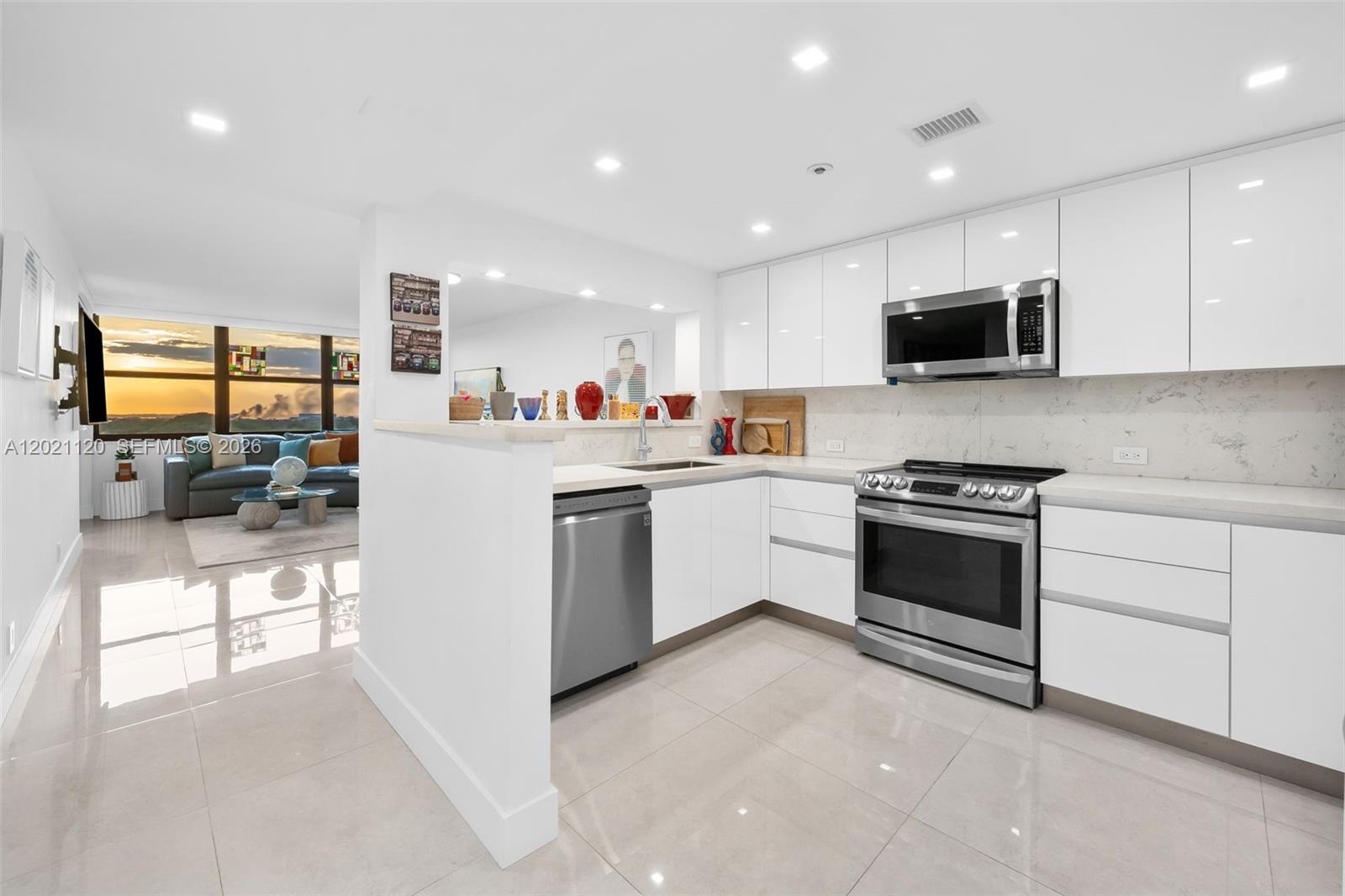 2555 Collins Ave # 1106