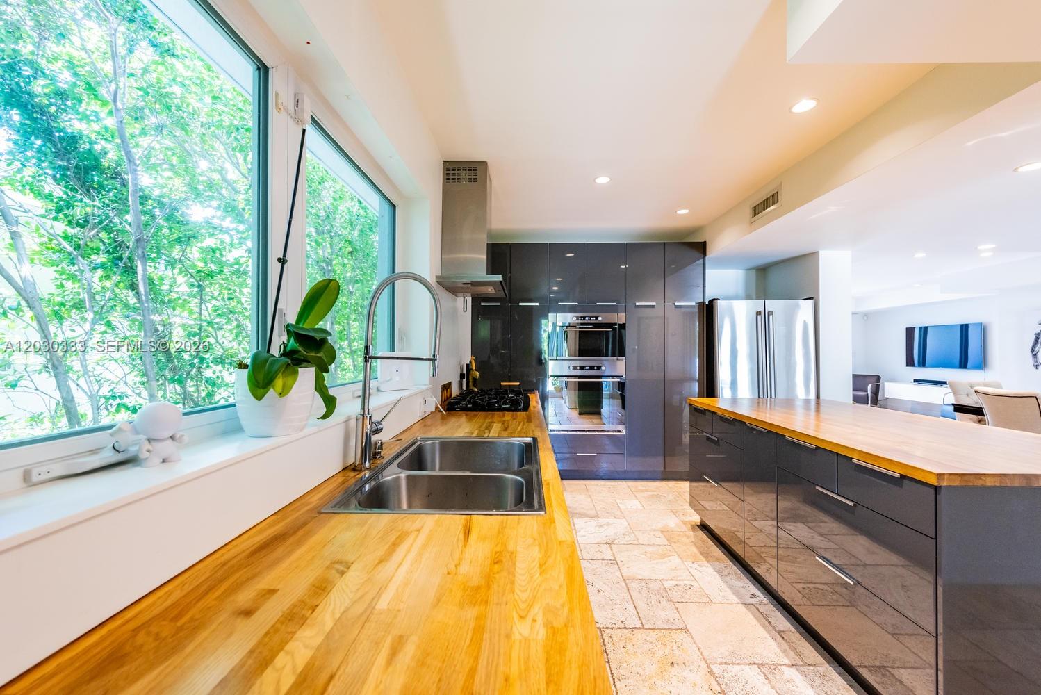 575 W 50th St