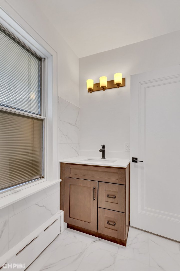 6856 N Ottawa Avenue