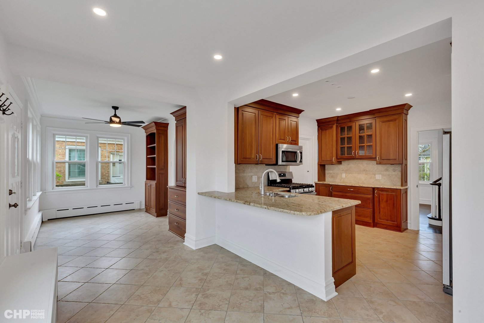 6856 N Ottawa Avenue