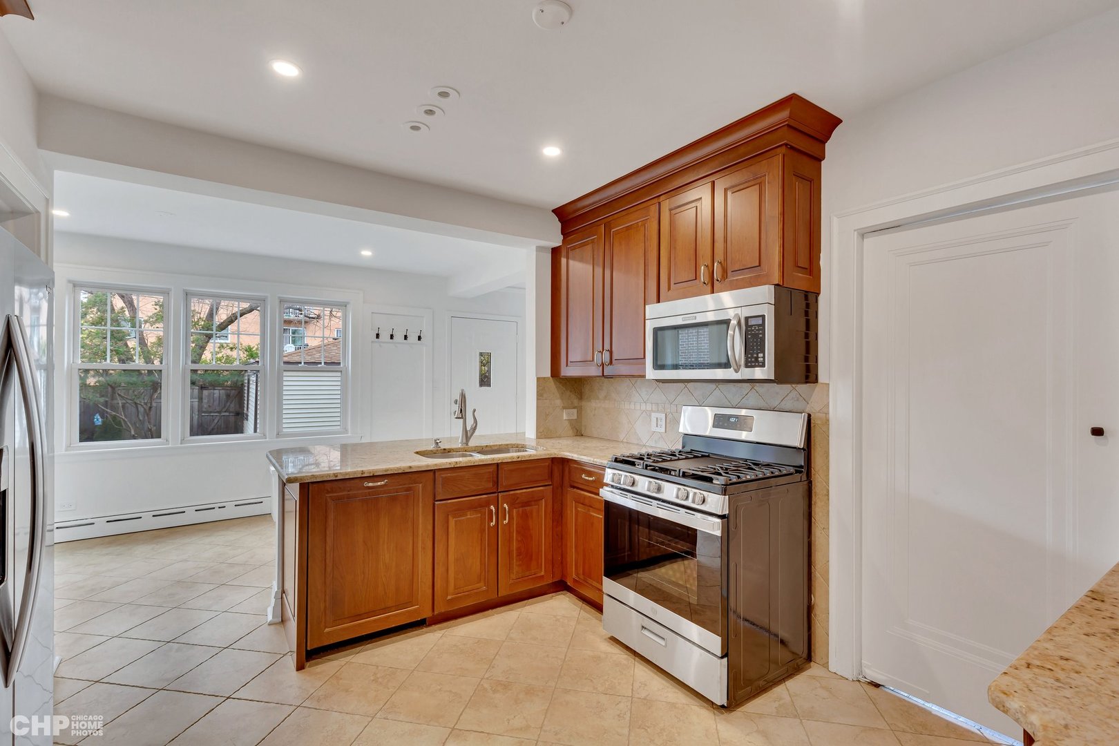 6856 N Ottawa Avenue