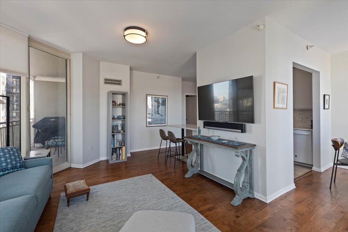 645 N Kingsbury Street Unit: 1801