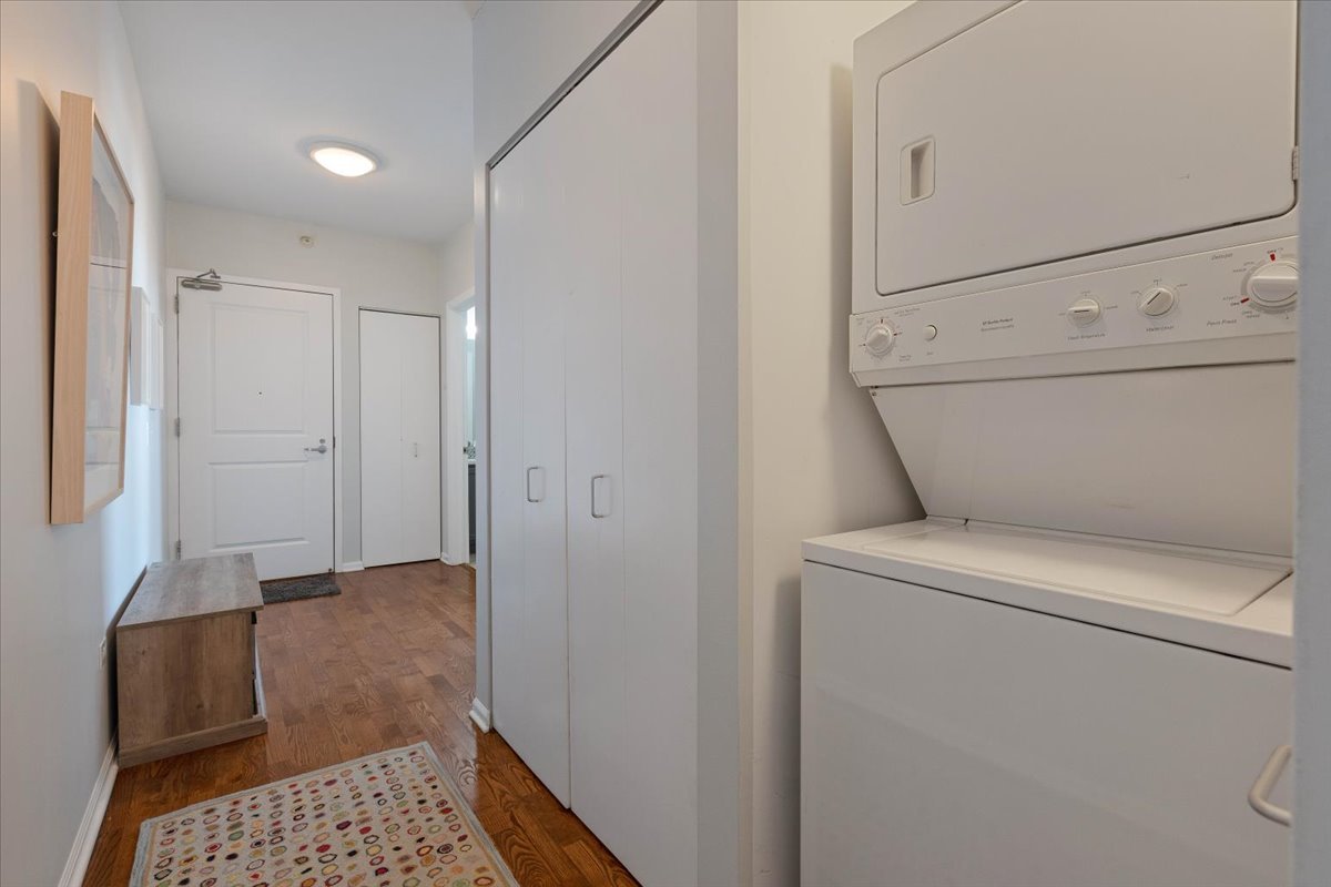 645 N Kingsbury Street Unit: 1801