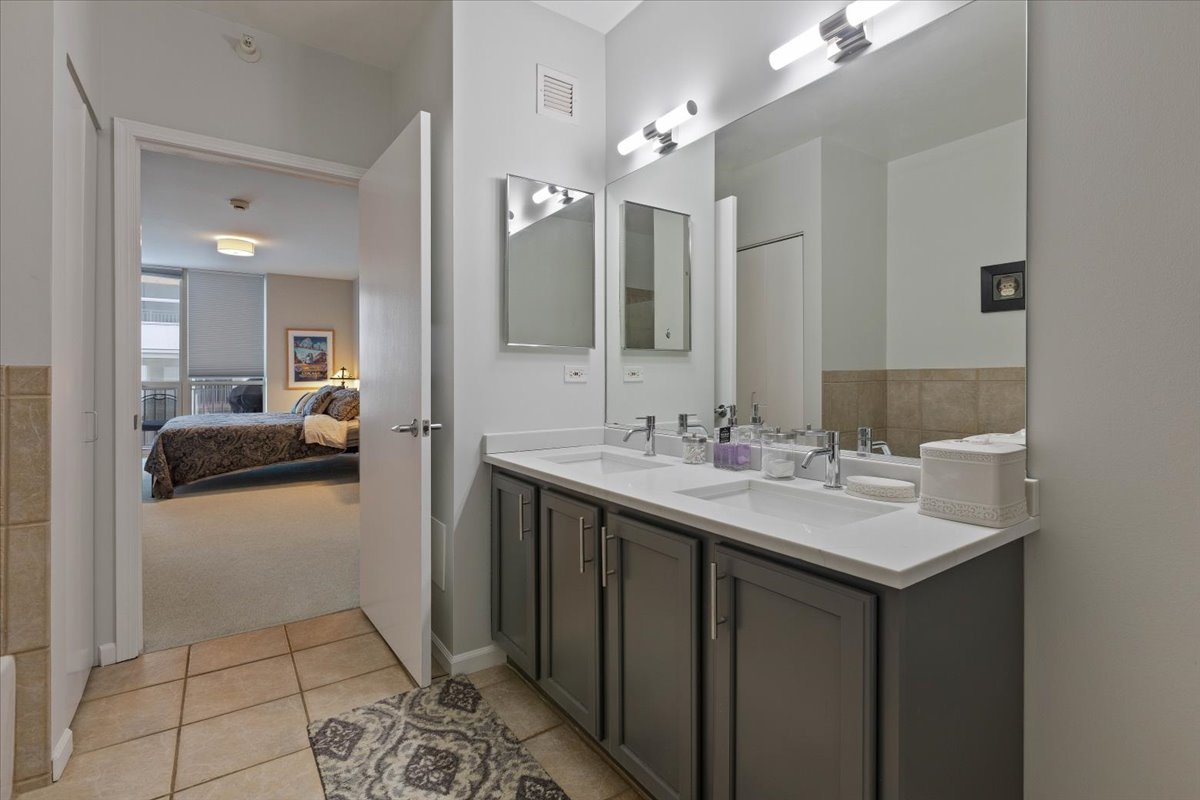 645 N Kingsbury Street Unit: 1801