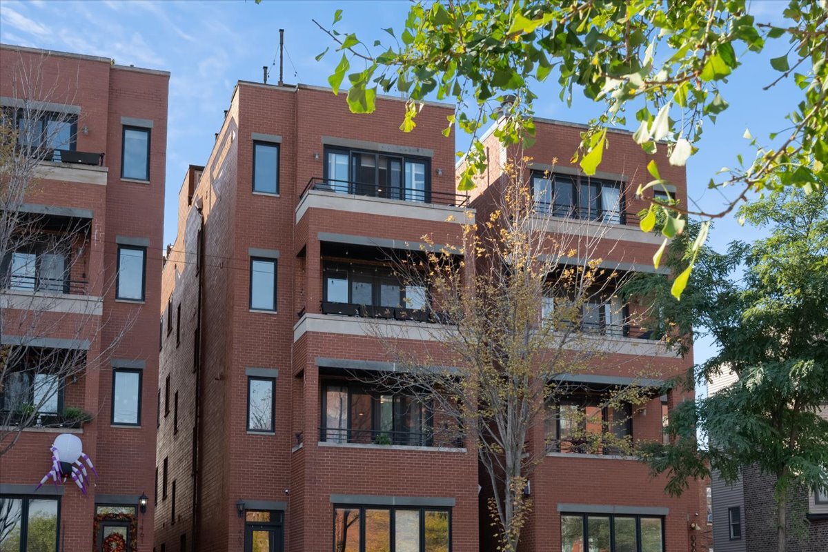 1463 W Grand Avenue Unit: 4