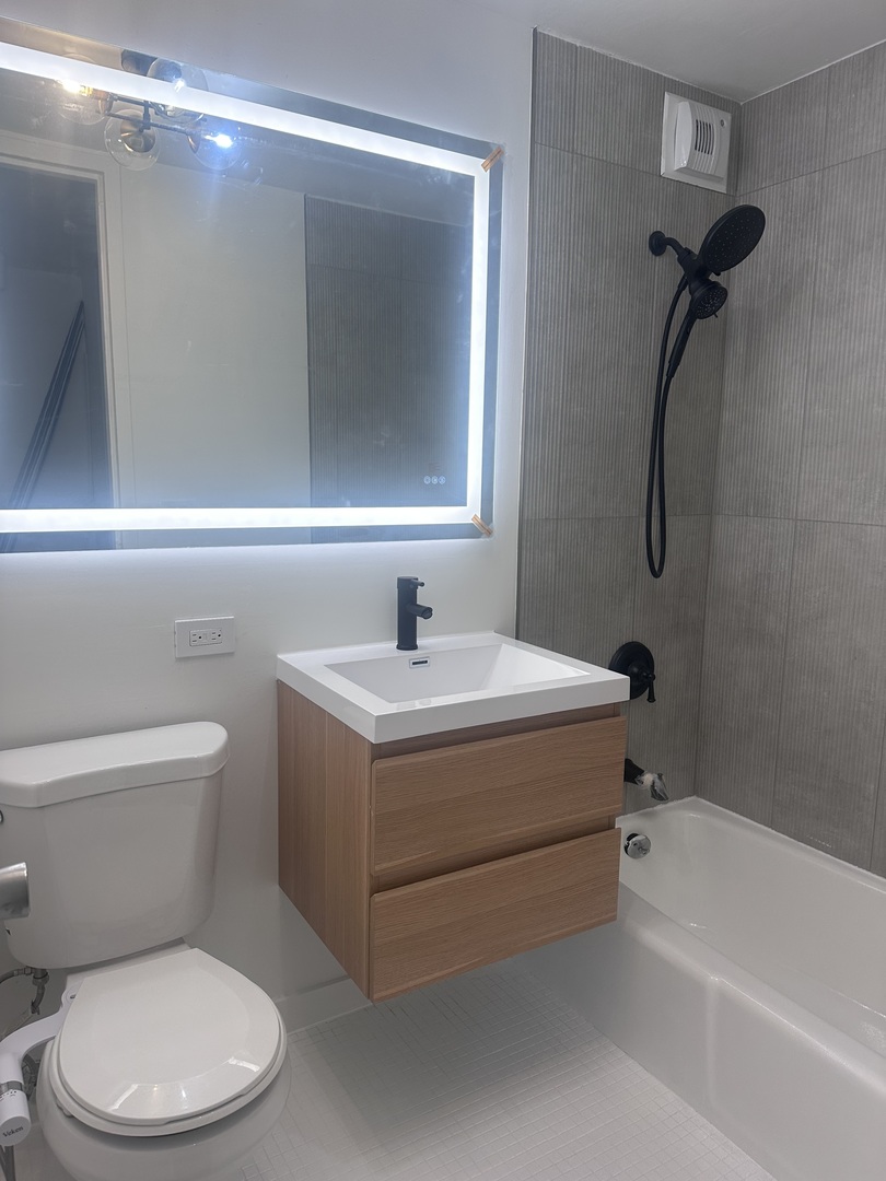 2626 N Lakeview Street Unit: 2106