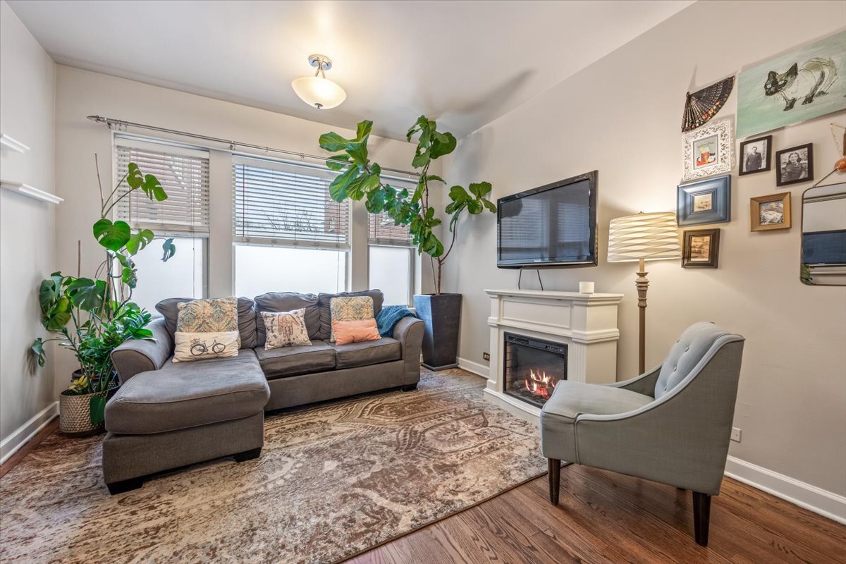 5741 N RIDGE Avenue Unit: 1