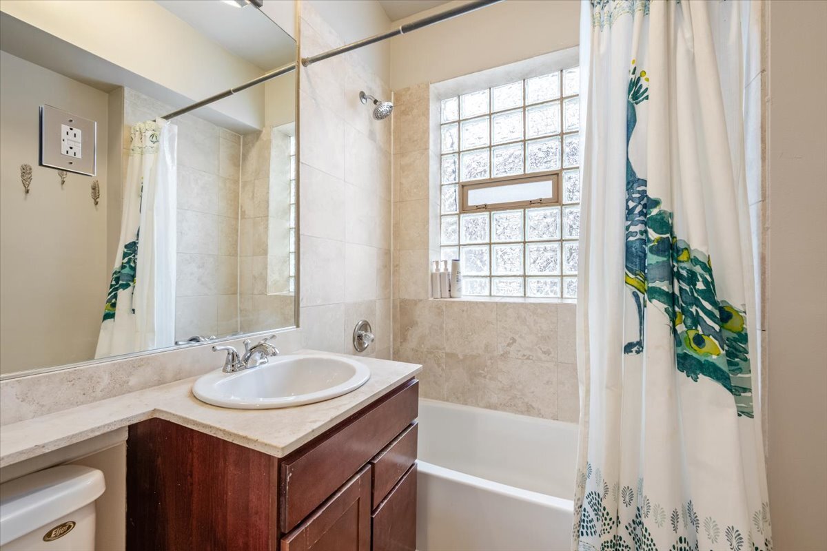 5741 N RIDGE Avenue Unit: 1