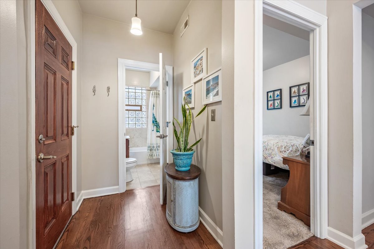 5741 N RIDGE Avenue Unit: 1