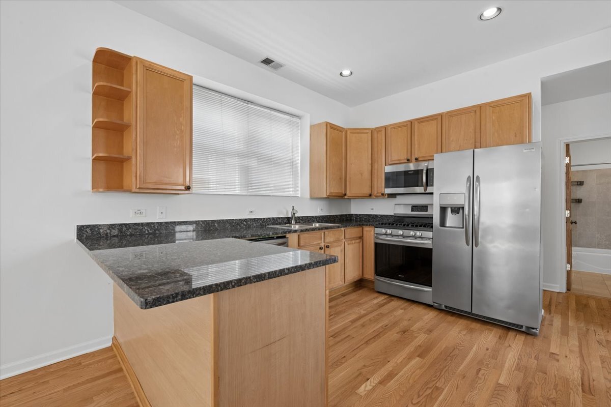 2236 N MAPLEWOOD Avenue Unit: 3