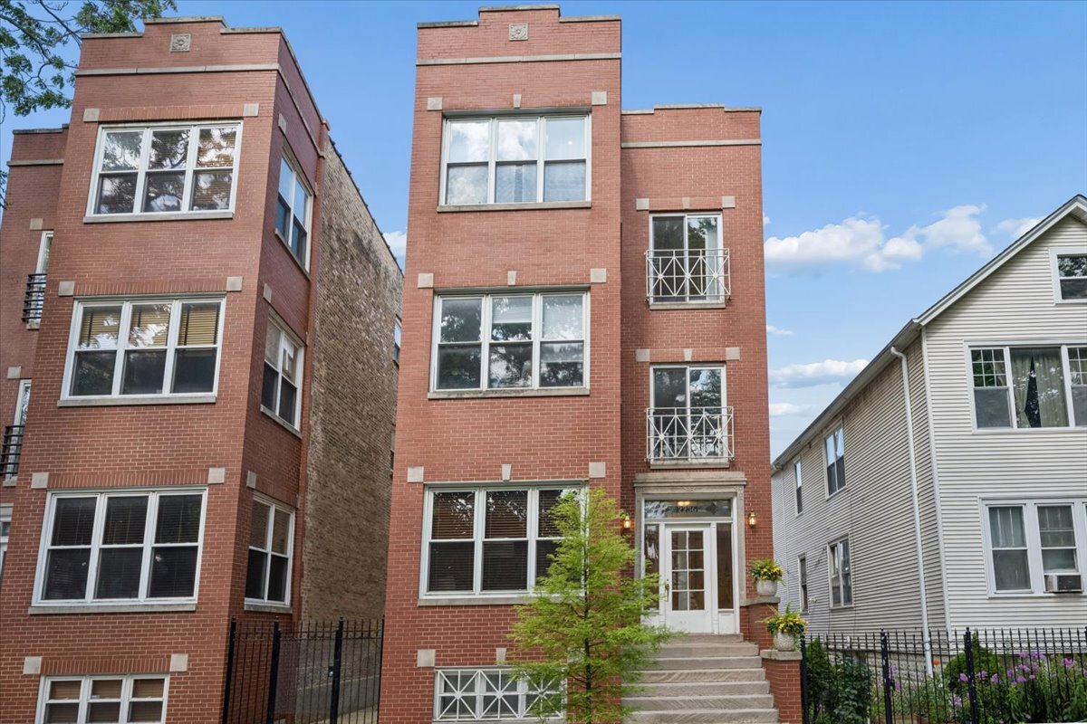 2236 N MAPLEWOOD Avenue Unit: 3