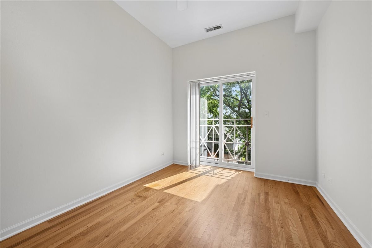2236 N MAPLEWOOD Avenue Unit: 3