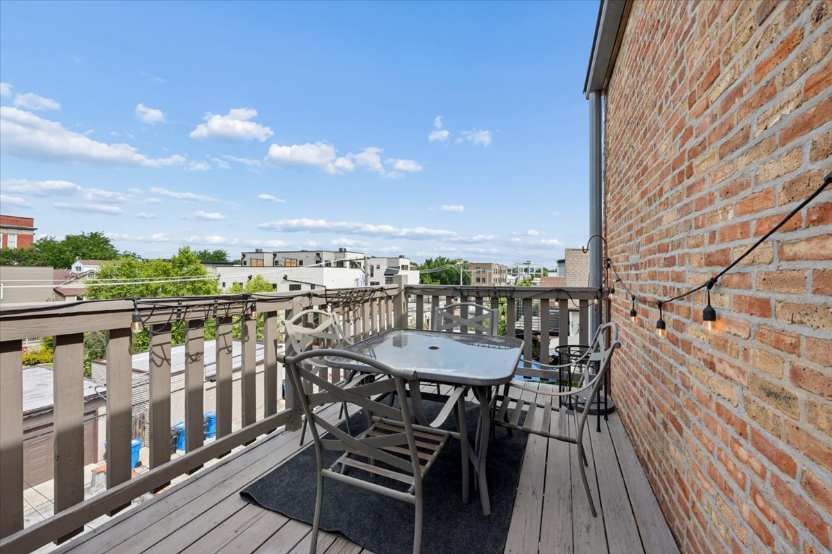 2236 N MAPLEWOOD Avenue Unit: 3