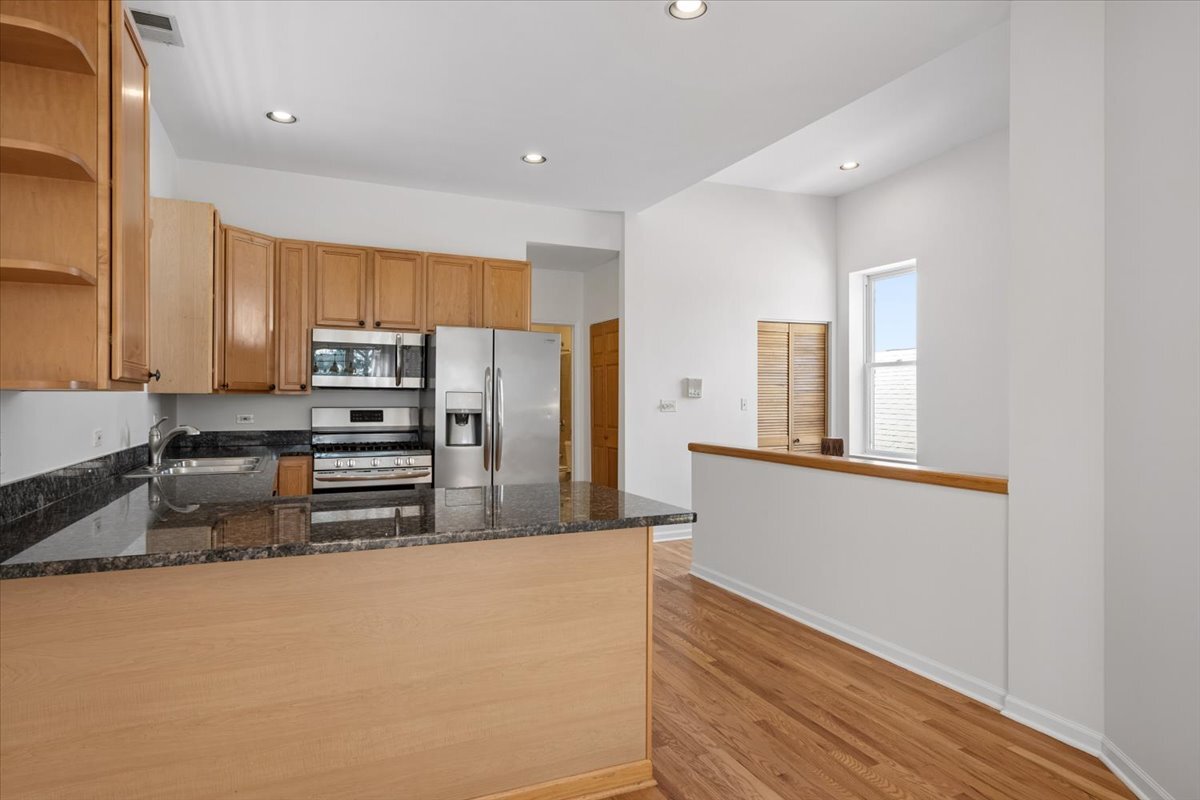 2236 N MAPLEWOOD Avenue Unit: 3