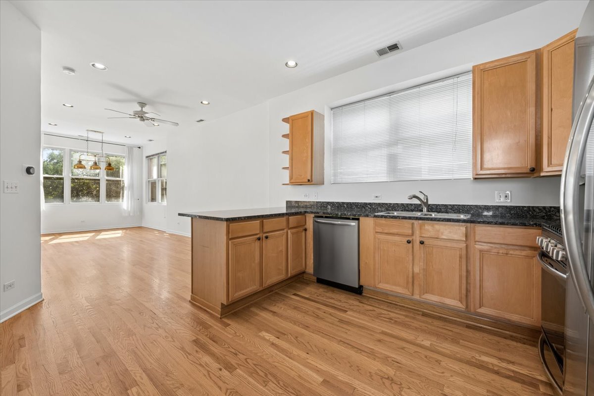 2236 N MAPLEWOOD Avenue Unit: 3