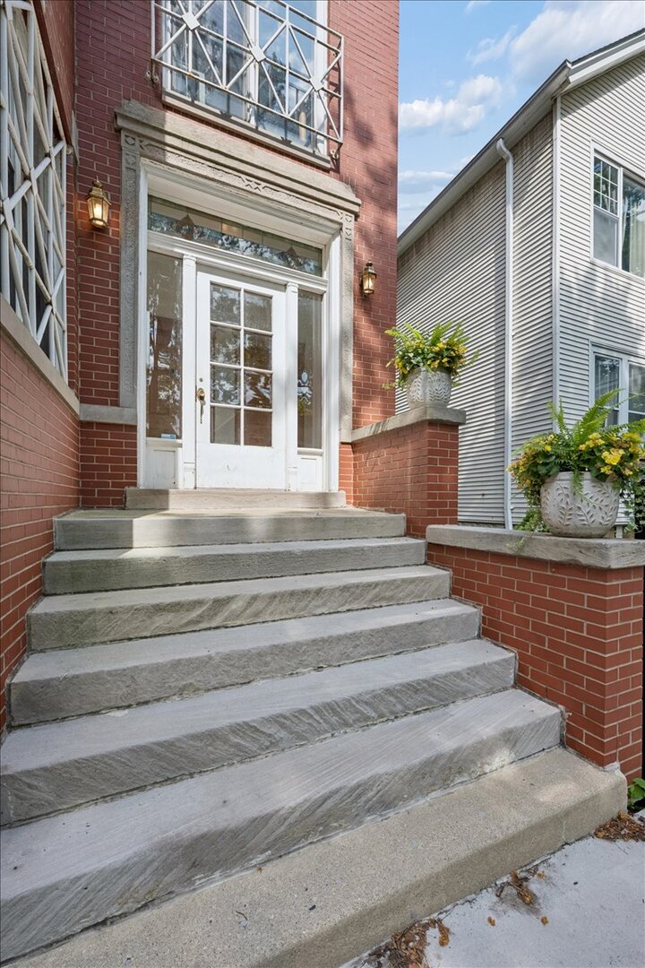 2236 N MAPLEWOOD Avenue Unit: 3