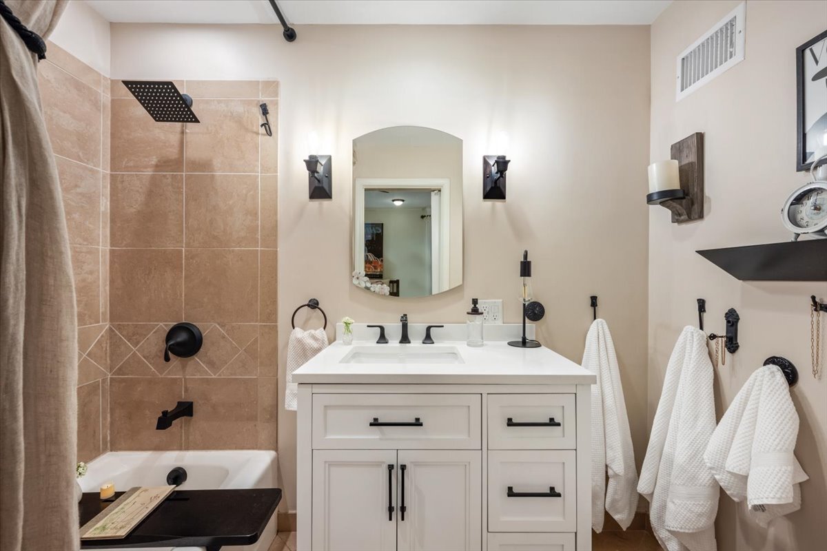 636 W Grace Street Unit: 1W