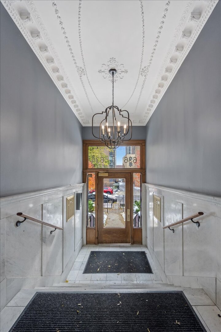 636 W Grace Street Unit: 1W