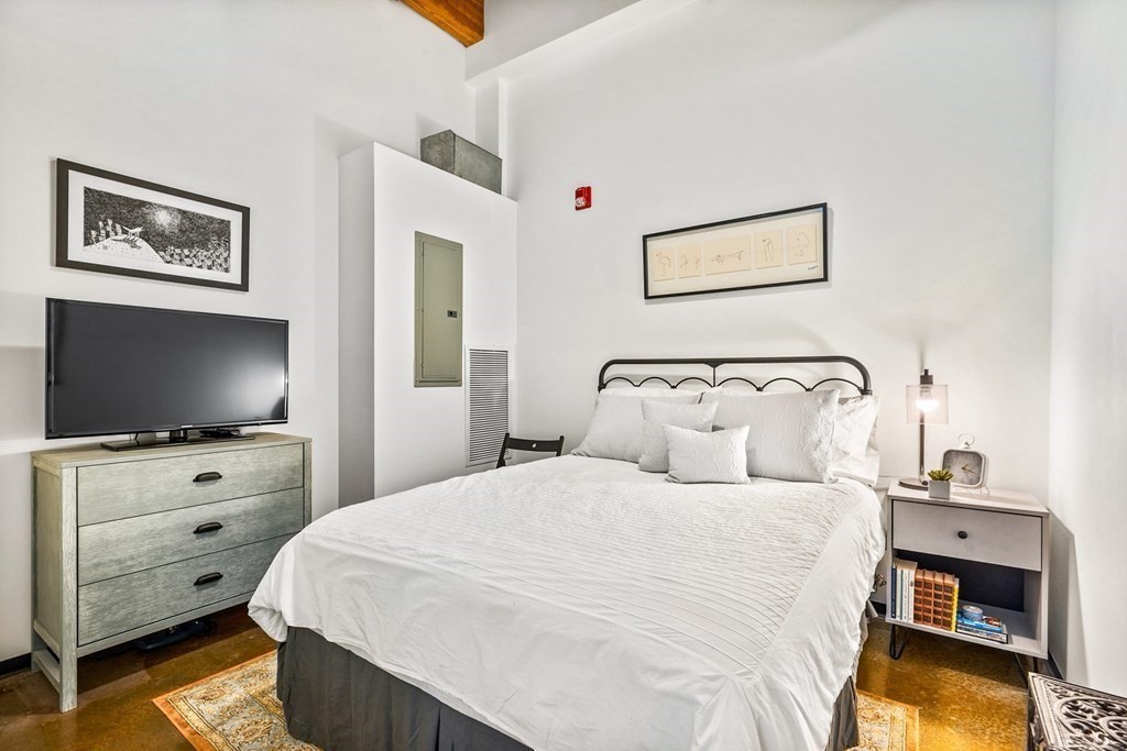 118 Holmes St Unit: 304W