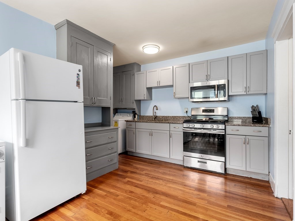 644 Hyde Park Ave Unit: 3R