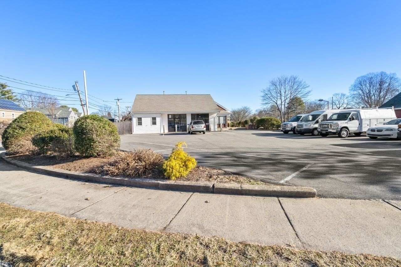 655 Saw Mill Brook Pkwy Unit: E