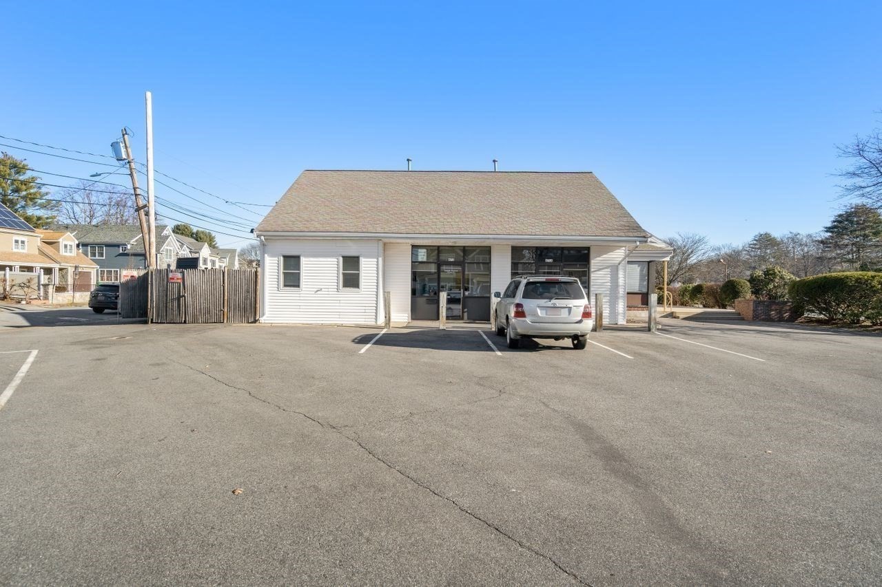 655 Saw Mill Brook Pkwy Unit: E