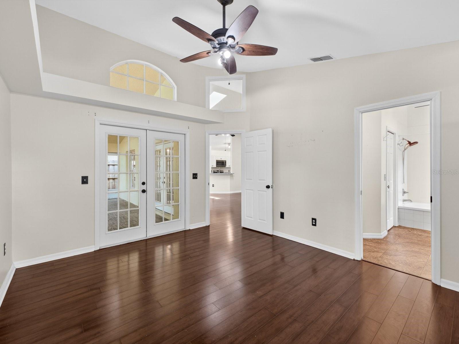 1008 ROYAL OAKS DR
