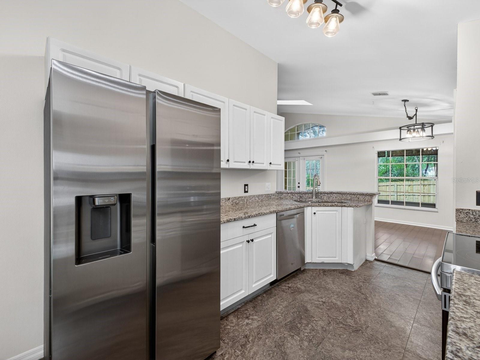 1008 ROYAL OAKS DR