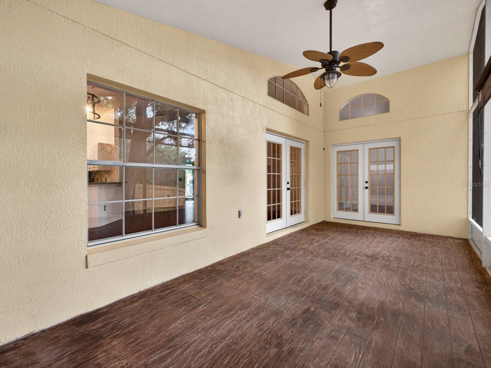 1008 ROYAL OAKS DR