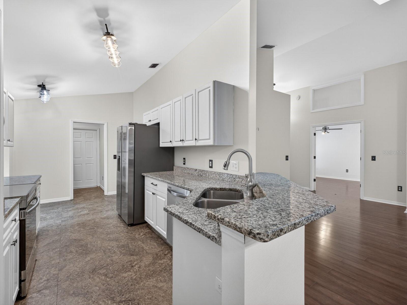 1008 ROYAL OAKS DR