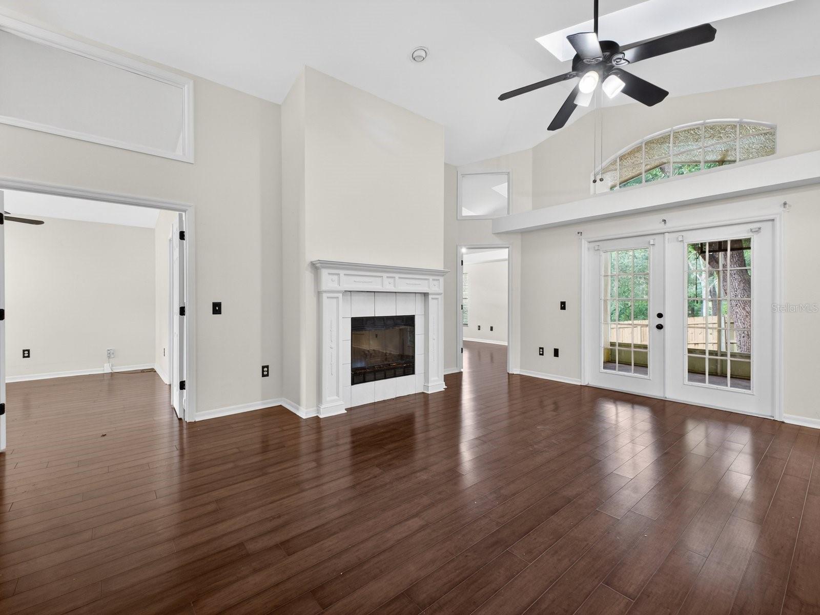 1008 ROYAL OAKS DR