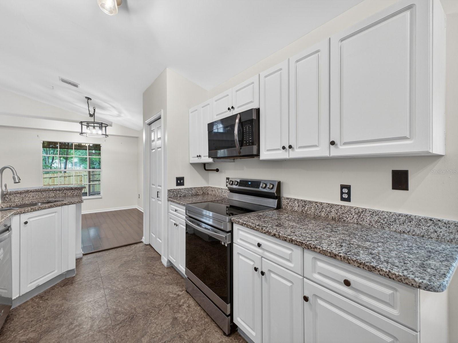 1008 ROYAL OAKS DR