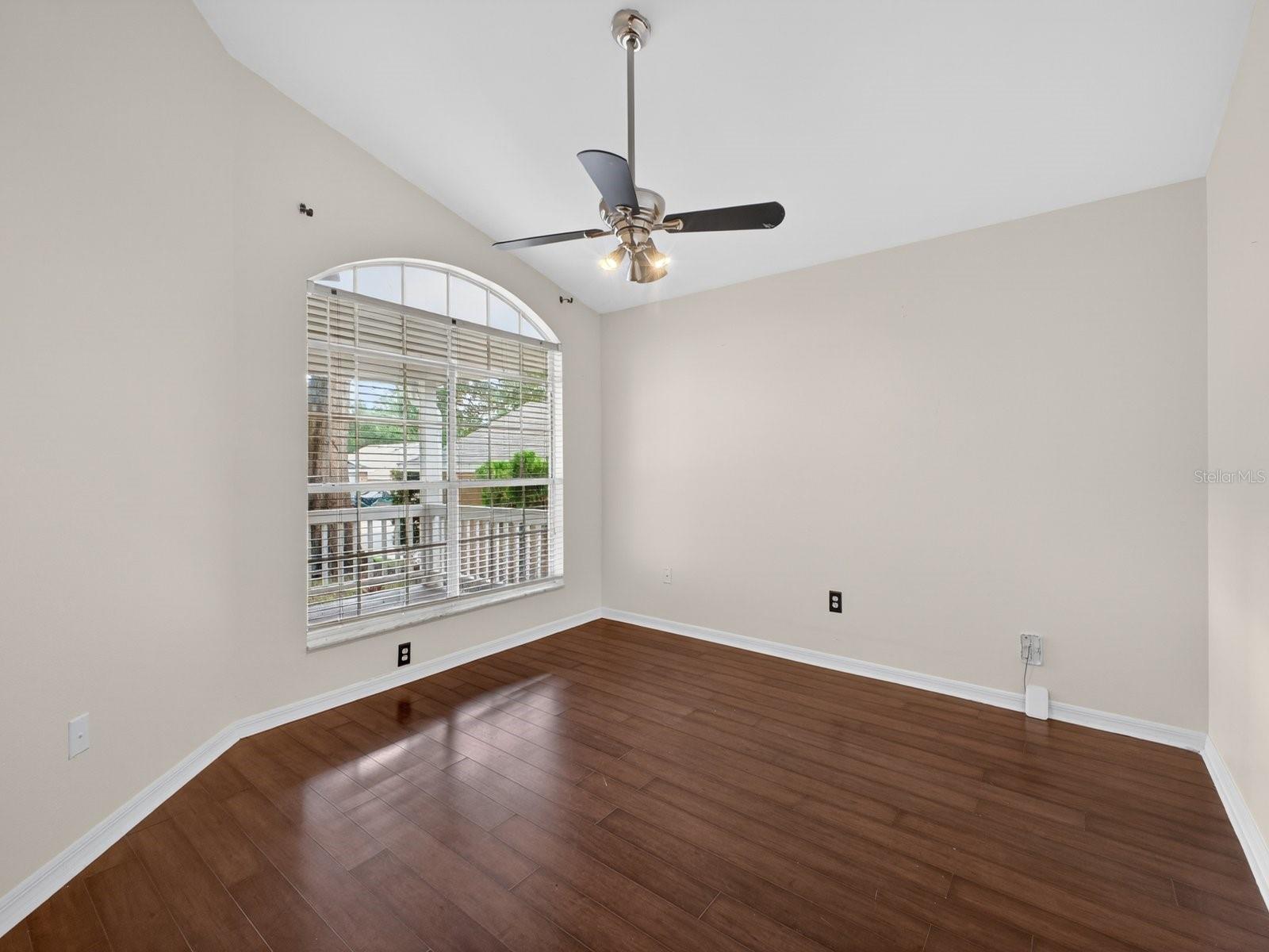 1008 ROYAL OAKS DR