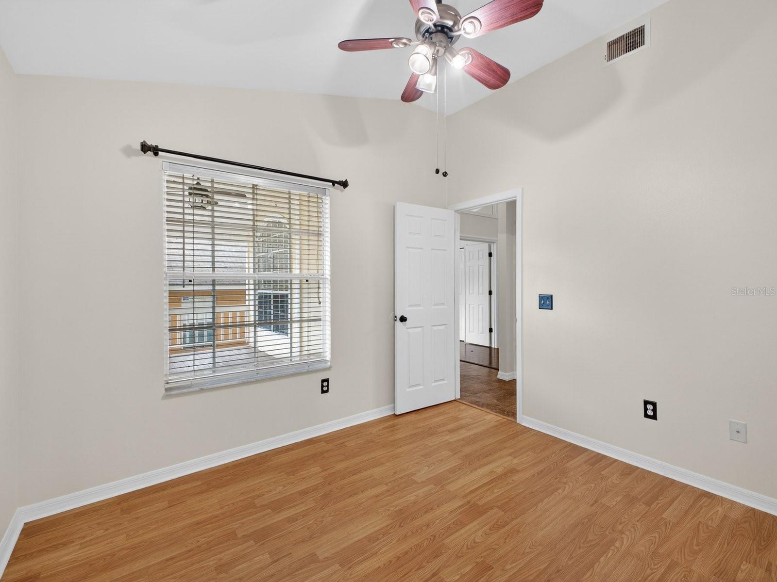 1008 ROYAL OAKS DR
