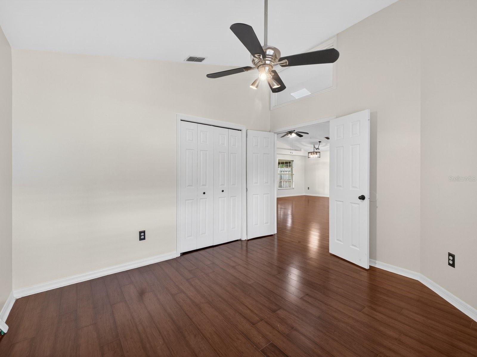 1008 ROYAL OAKS DR