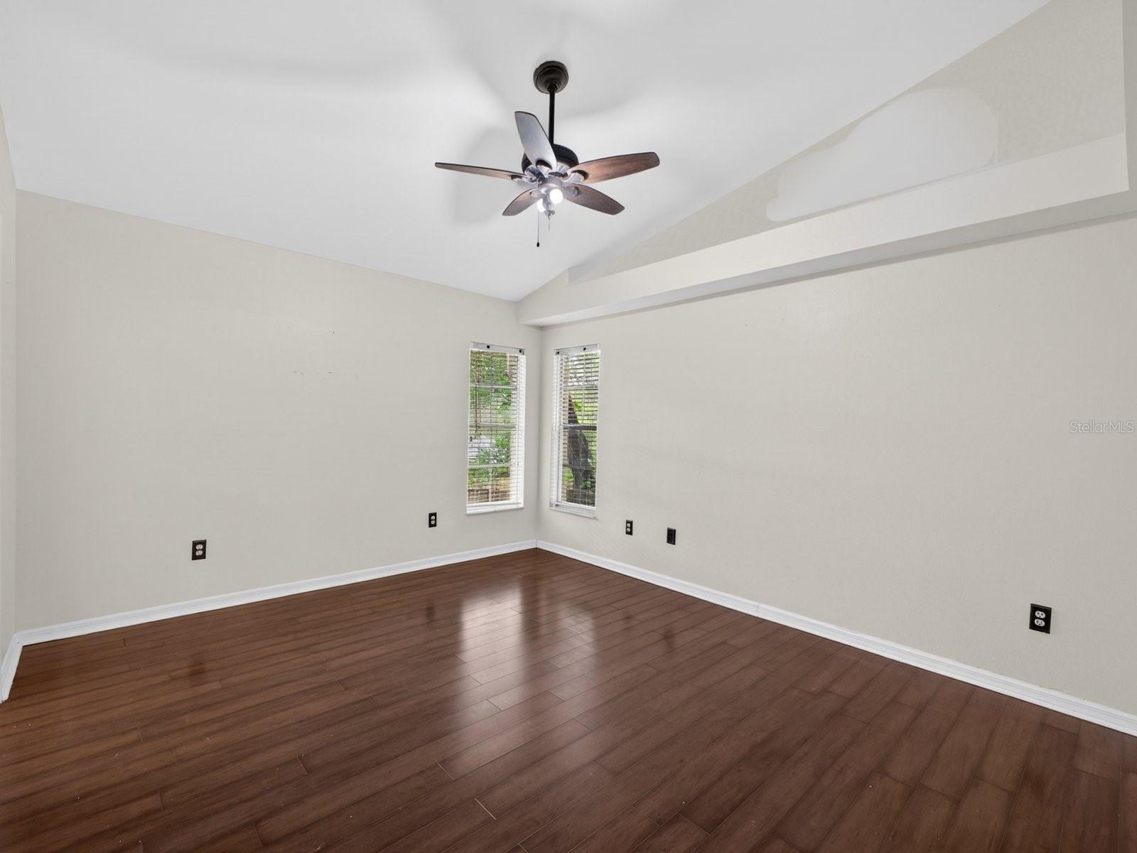 1008 ROYAL OAKS DR