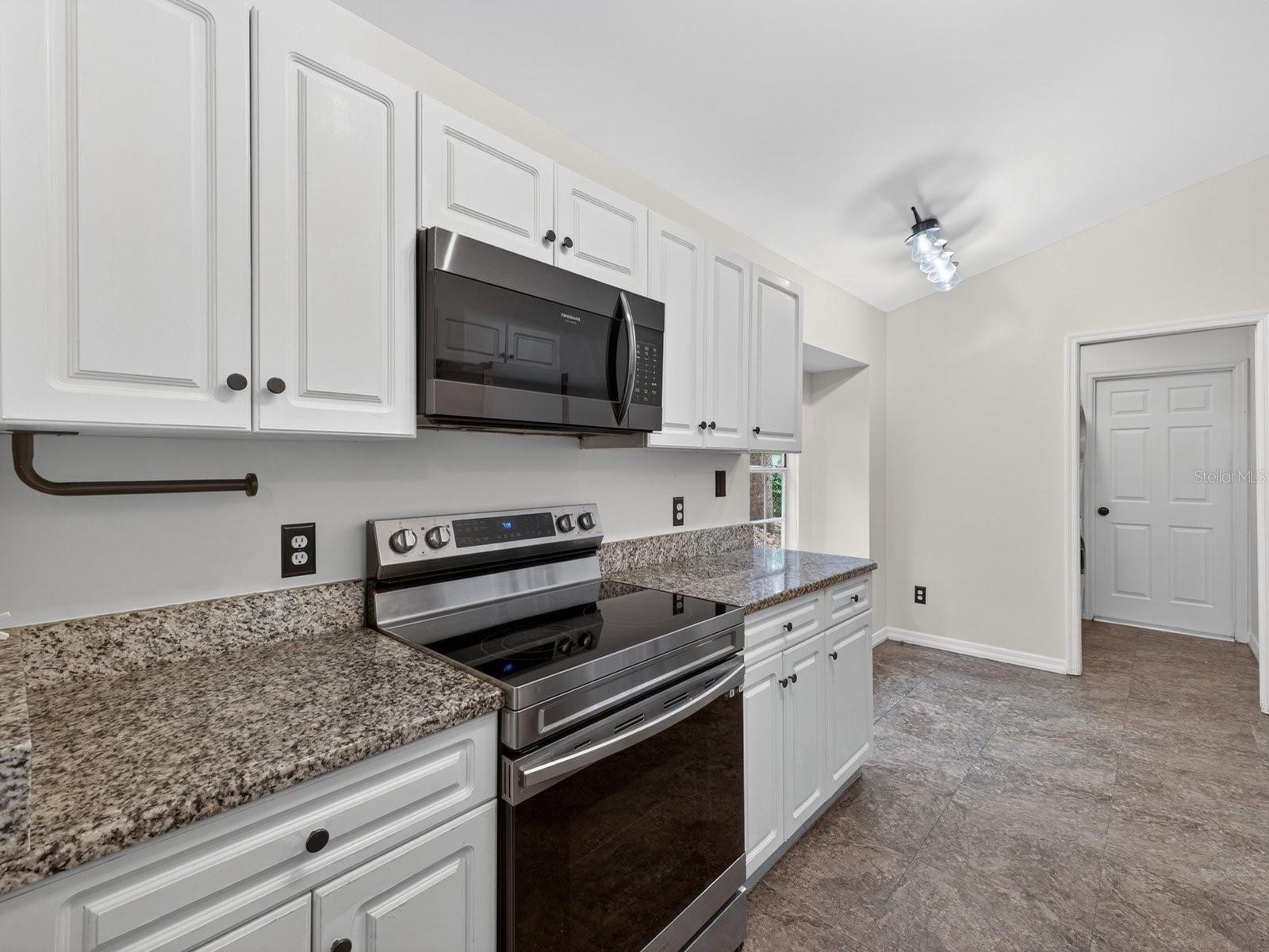 1008 ROYAL OAKS DR