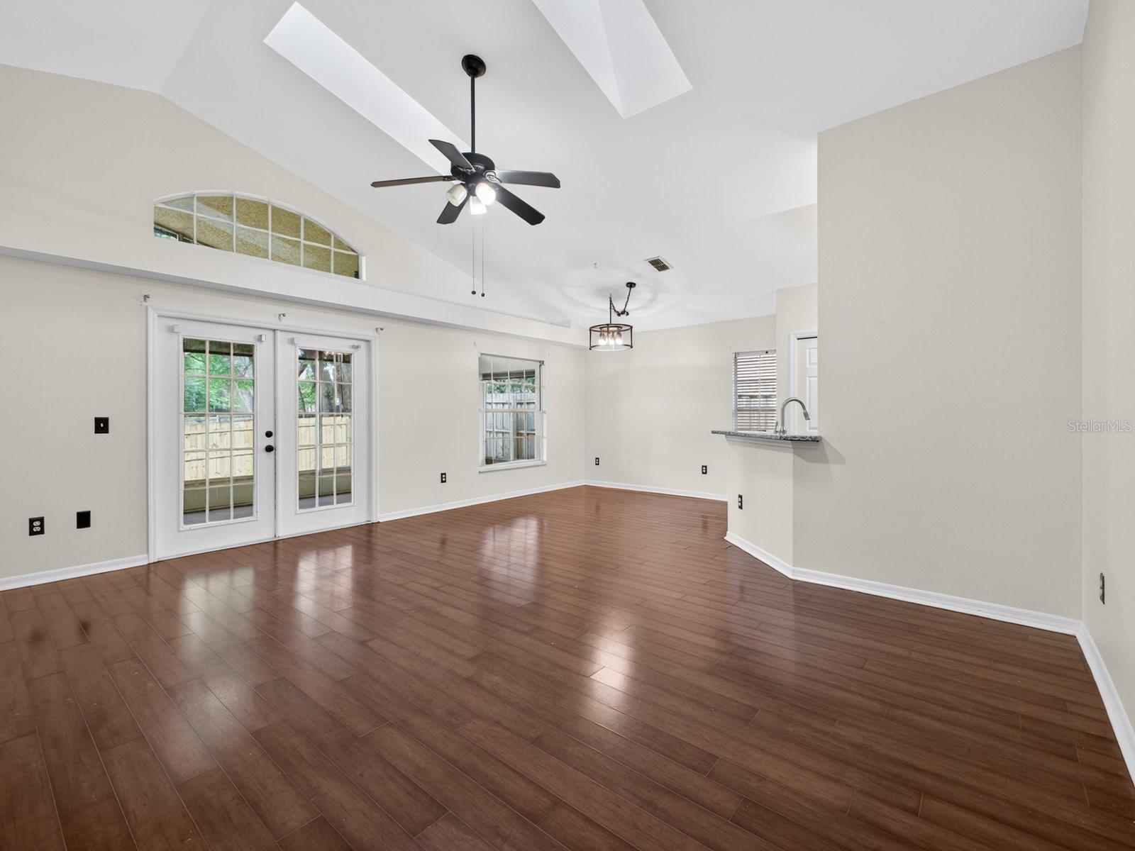 1008 ROYAL OAKS DR