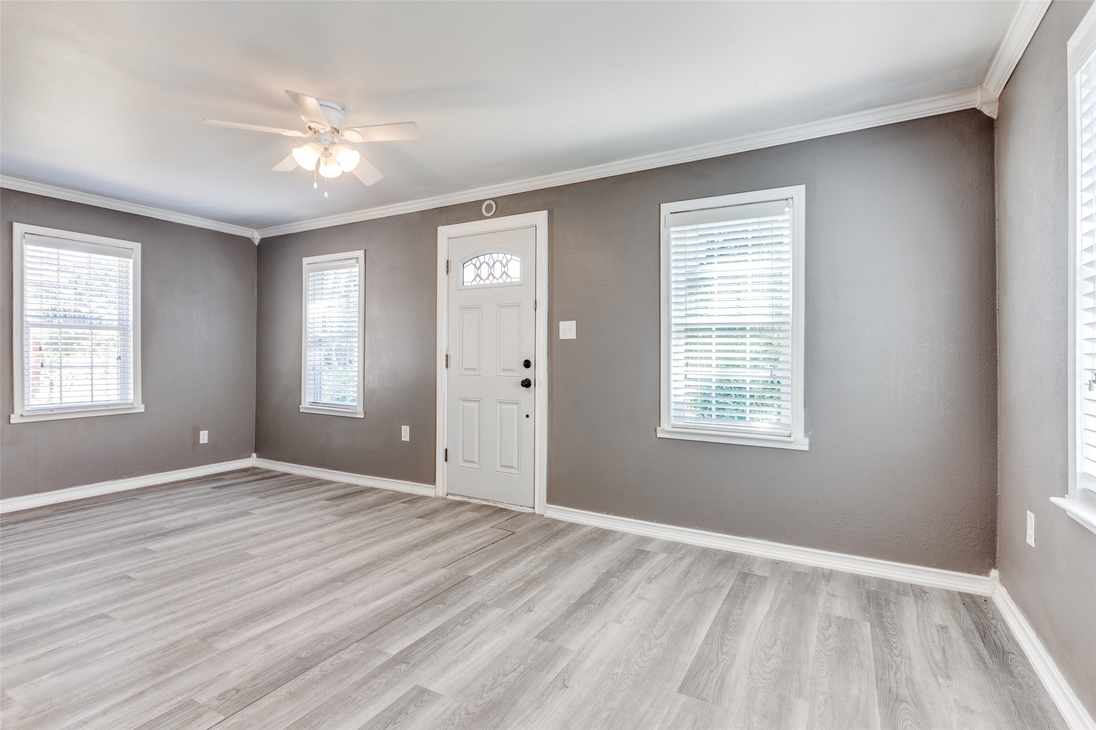 Charming Bungalow For Lease In Arlington Heights