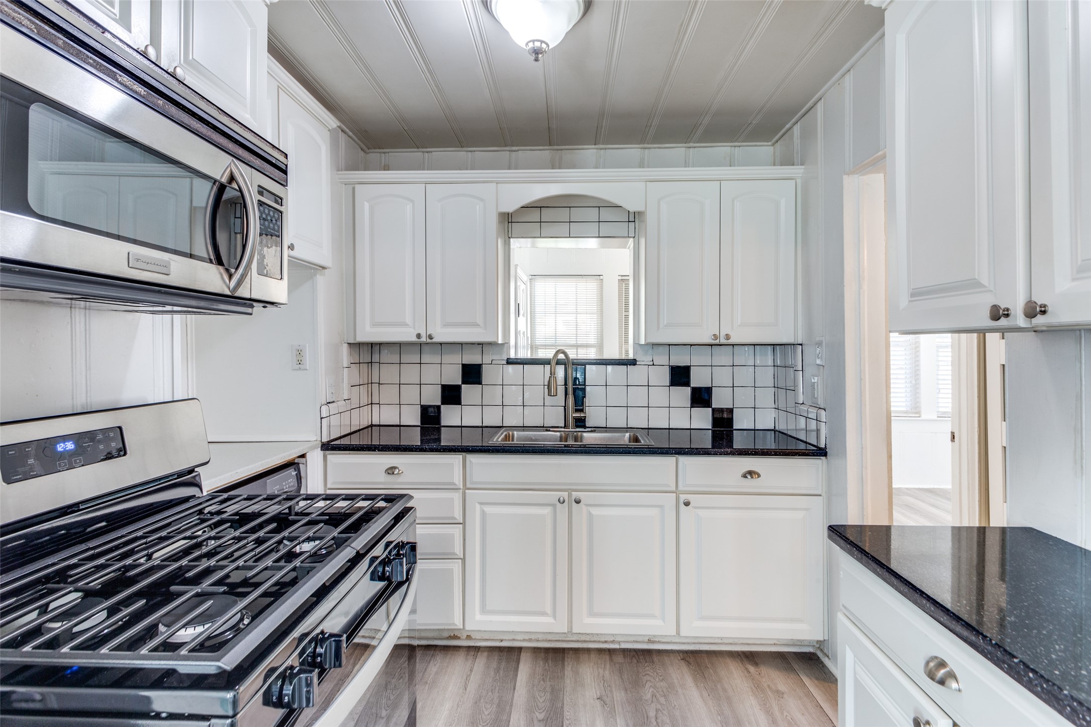 Charming Bungalow For Lease In Arlington Heights