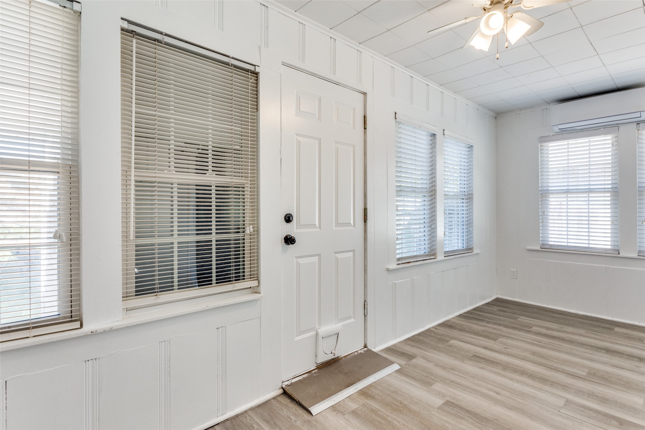 Charming Bungalow For Lease In Arlington Heights