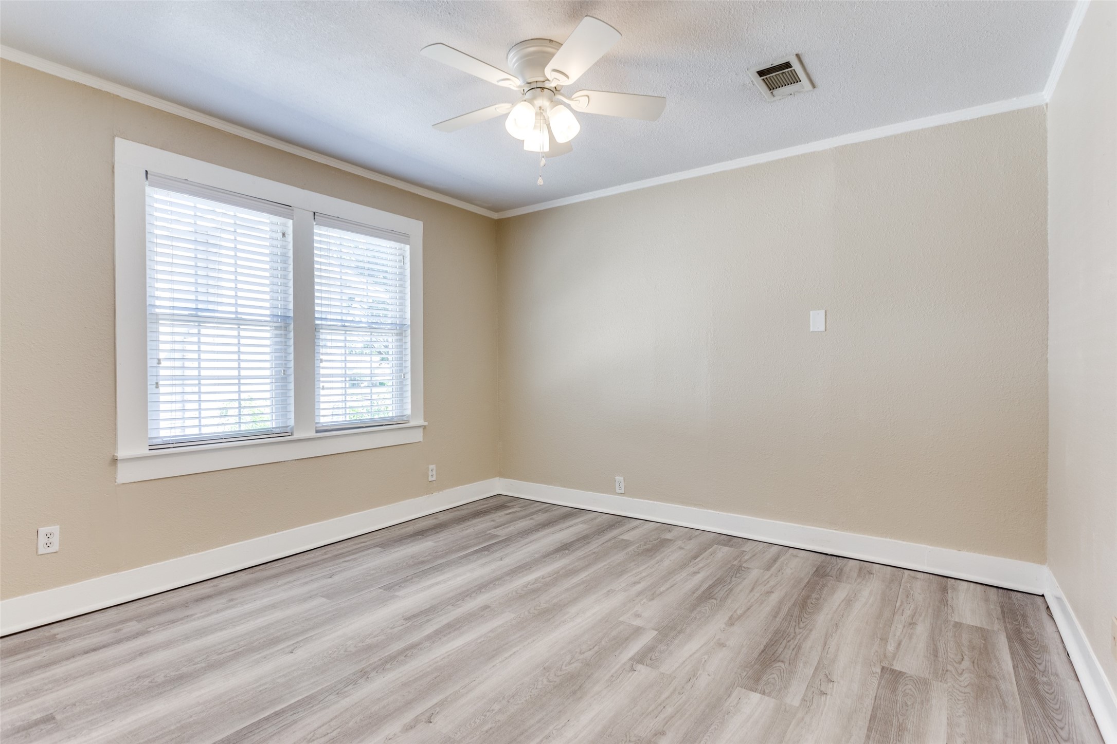 Charming Bungalow For Lease In Arlington Heights