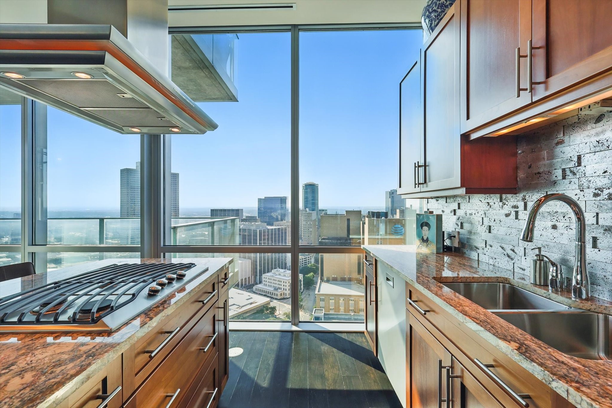 1301 THROCKMORTON Street 2401